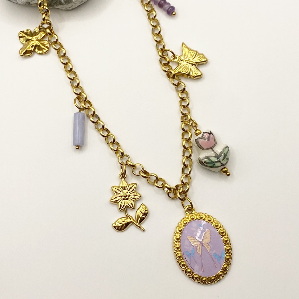 NEW Gold Charm Necklace With Floral Pendant - Picture 2 of 9
